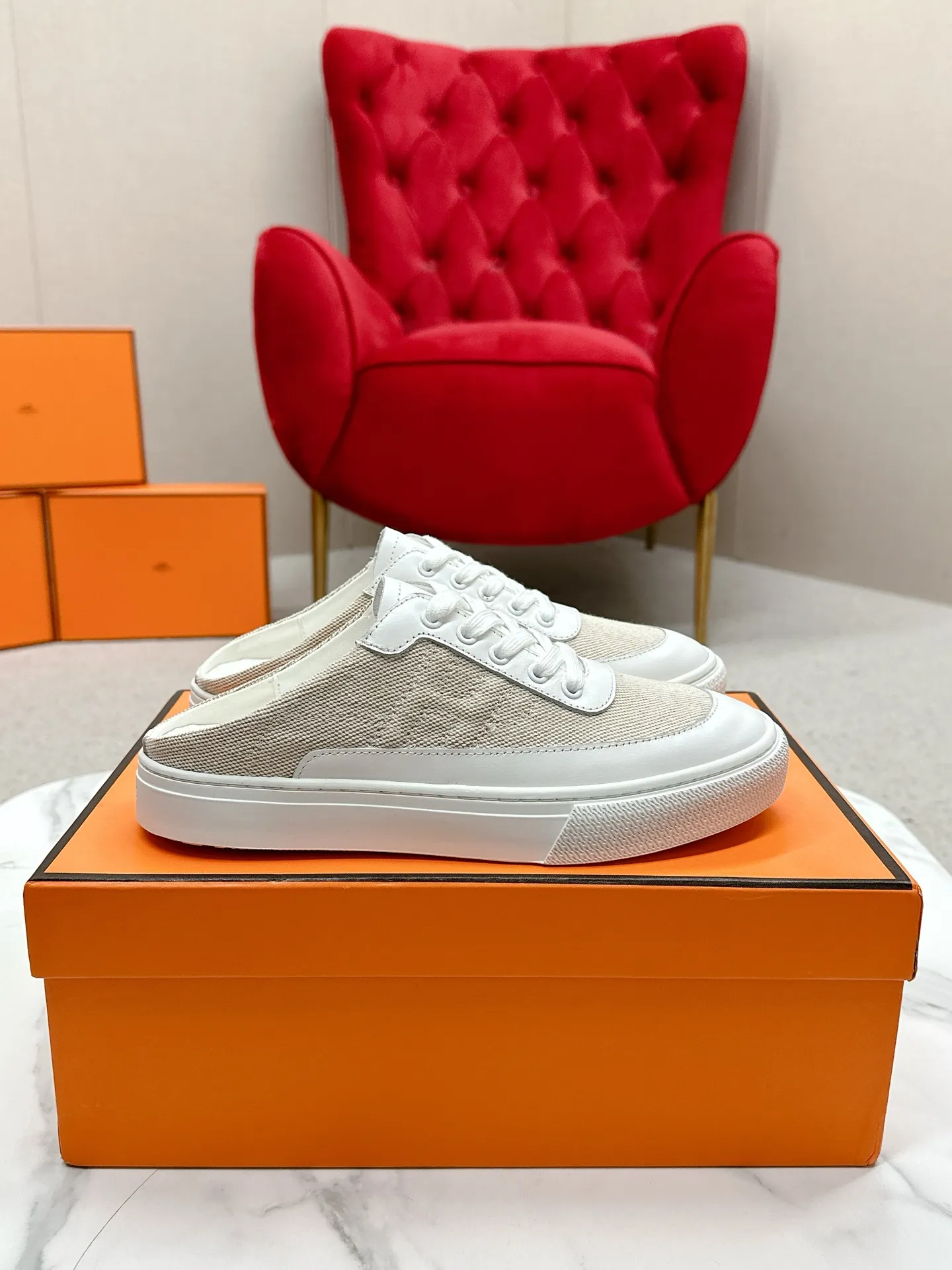 👟👟Ex-factory price 580👟👟 Men's size +10 [HERMES] H-lace slip-on sneakers, sneakers with empty back, white shoes, casual slippers and half-drags. 👉The craftsmanship is exquisite, and new products are released at the counter at the same time. Every detail of the shoes is made with special care, which is quite eye-catching. The elegant splicing elements highlight the good temperament! 🔻Fashionable fly woven lace-up method adds a casual atmosphere and exquisite lines, which can better reflect the family-style design language and intersperse exquisite lines. ✨✨The upper is made of imported cow suede/imported canvas, the lining is made of imported mixed sheepskin, and the original custom-made rubber outsole. 🐎Size: 35-40 for women, 39-44 for men (41 for women, 45 for men, can be customized, non-refundable)